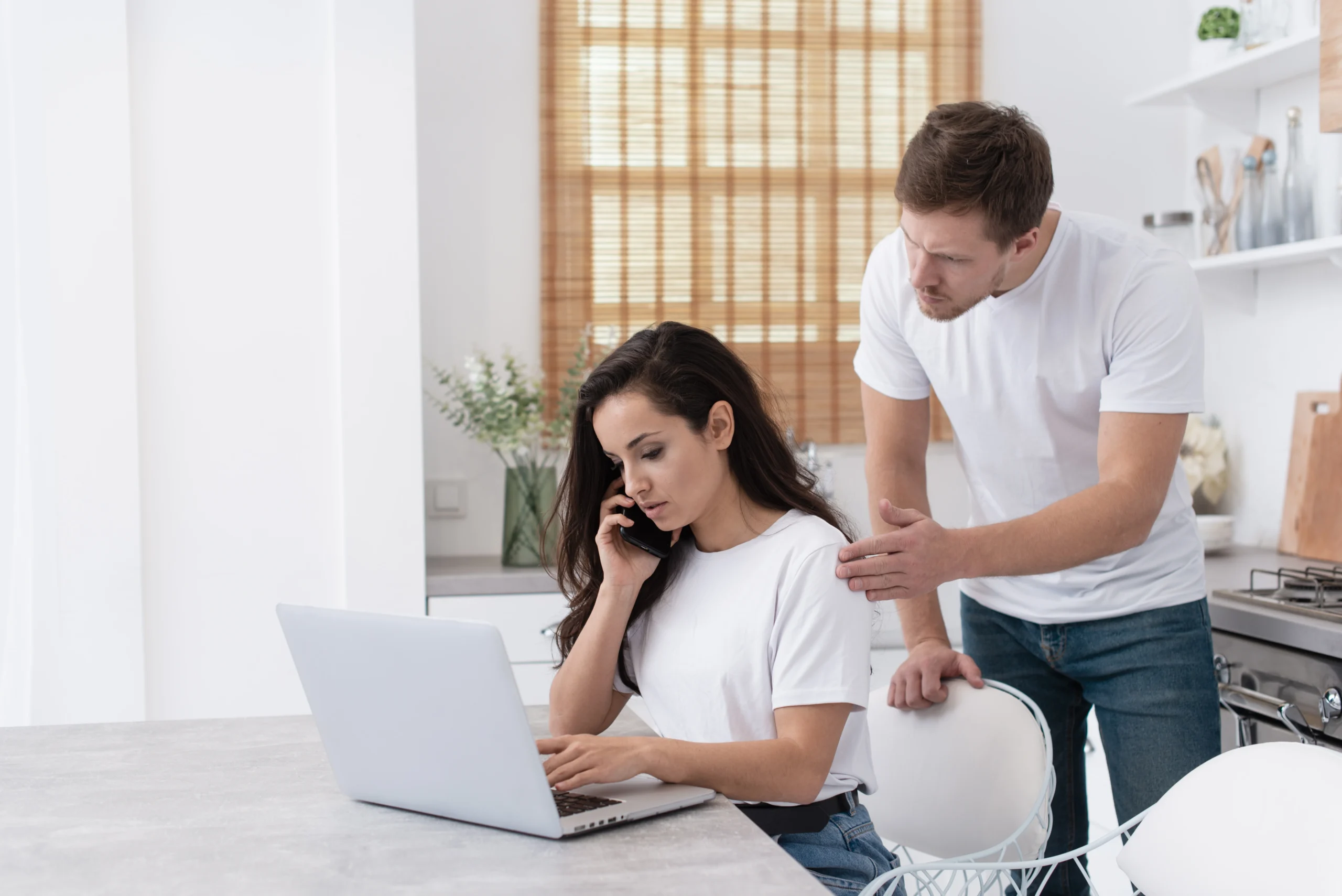 Feeling Lonely in Your Relationship Despite Being in Love? Here’s What Career Pressure Is Really Doing