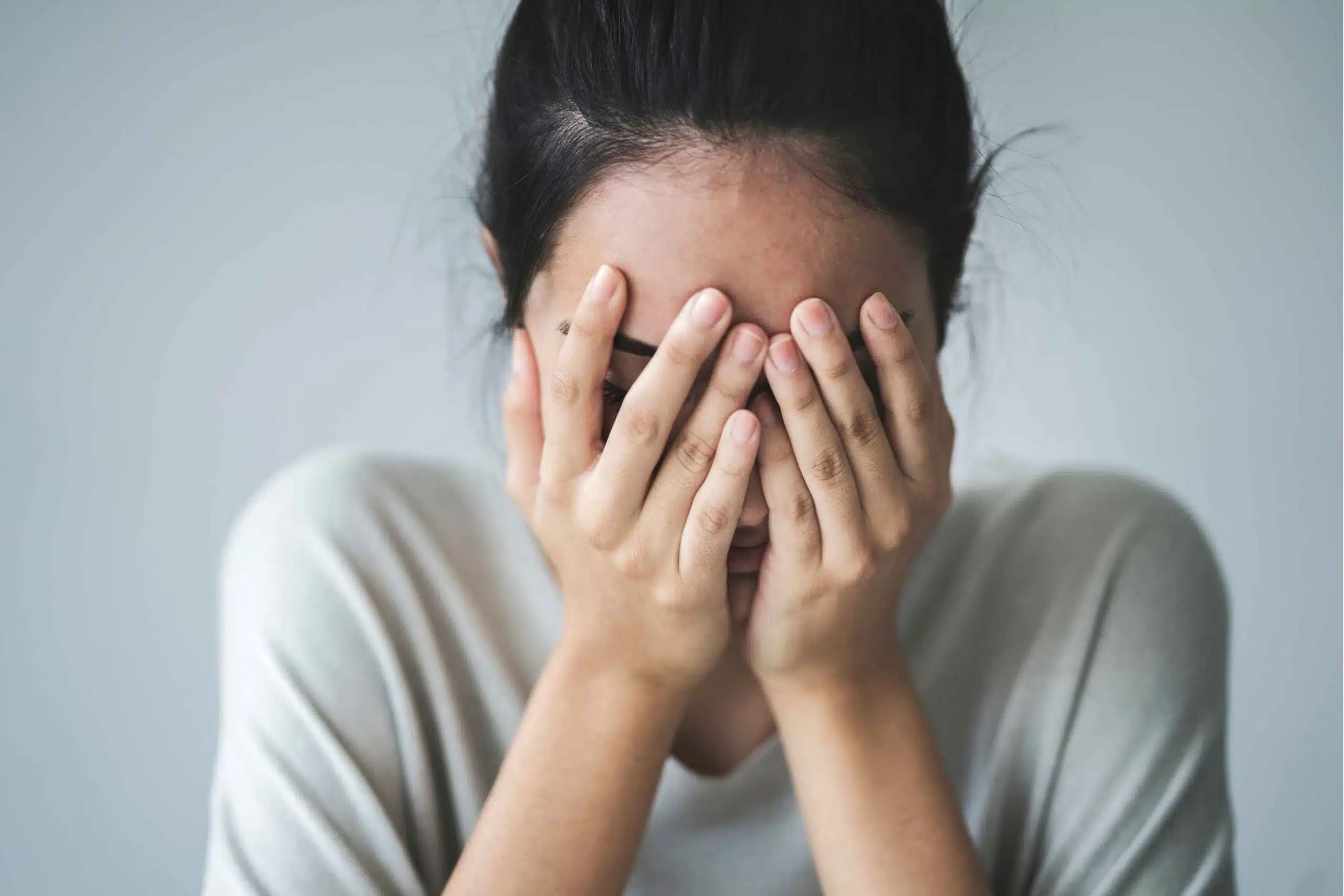Physical anxiety symptoms in women — how the nervous system shows stress through the body